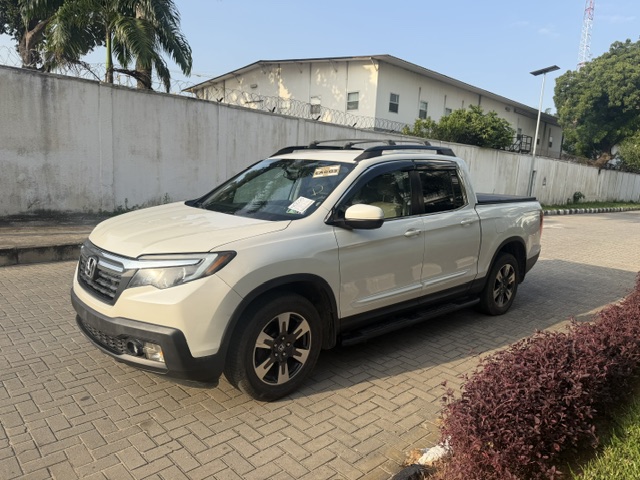 Honda Ridgeline EX-L 2017 — Front three-quarter — for sale in Lagos, Nigeria