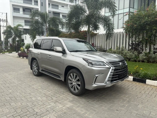 Lexus LX 570 Premium 2017 — Front three-quarter — for sale in Lagos, Nigeria