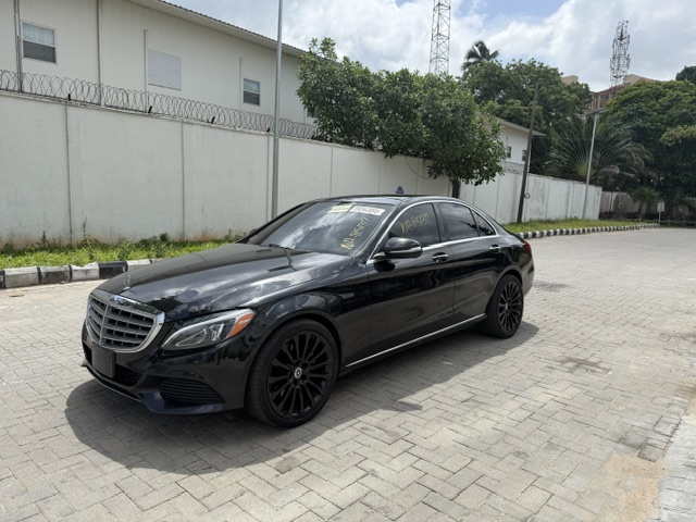 Mercedes-Benz C300 4MATIC Luxury 2015 — Front three-quarter — for sale in Lagos, Nigeria