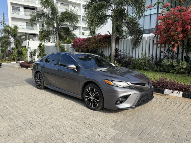 Toyota Camry SE Sport 2018 — Front three-quarter — for sale in Lagos, Nigeria