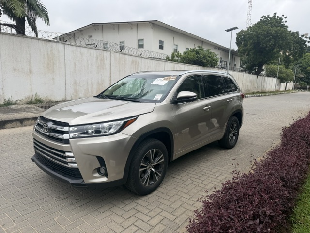 Toyota Highlander XLE 2016 — Front three-quarter — for sale in Lagos, Nigeria