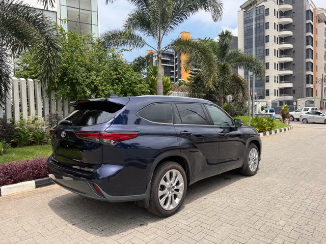 Toyota Highlander 2023 — Front three-quarter — for sale in Lagos, Nigeria