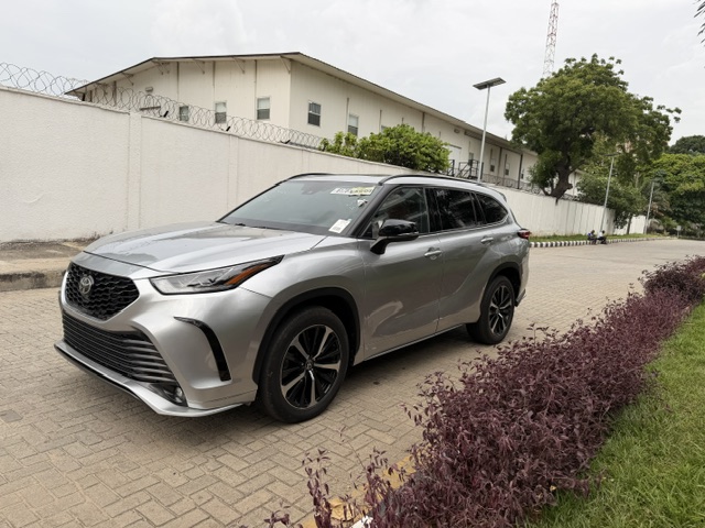 Toyota Highlander XSE AWD 2021 — Front three-quarter — for sale in Lagos, Nigeria