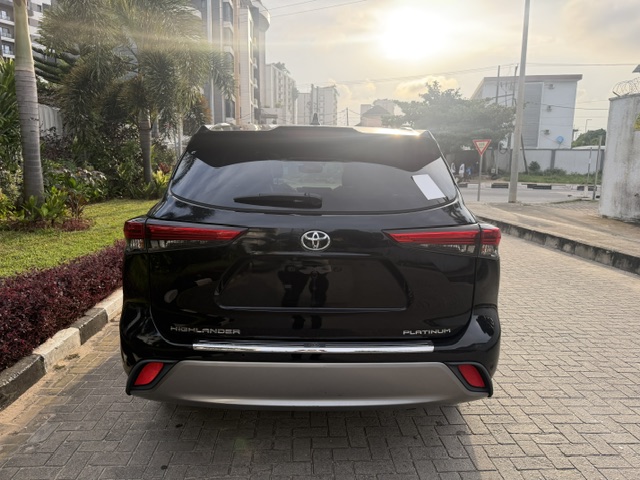 Toyota Highlander Platinum 2022 — Front three-quarter — for sale in Lagos, Nigeria