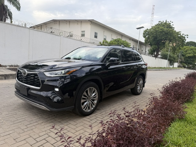 Toyota Highlander Platinum 2024 — Front three-quarter — for sale in Lagos, Nigeria