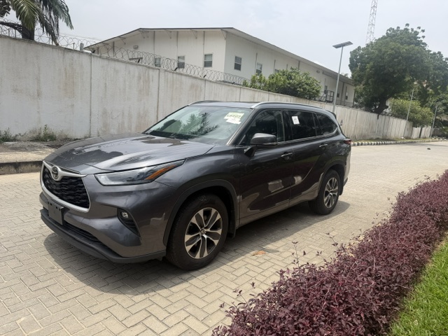Toyota Highlander XLE 2021 — Front three-quarter — for sale in Lagos, Nigeria
