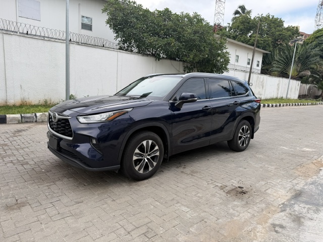 Toyota Highlander XLE AWD 2020 — Front three-quarter — for sale in Lagos, Nigeria