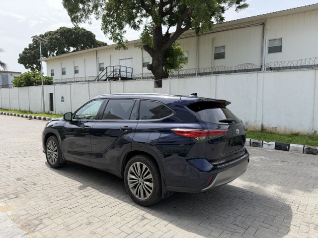 Toyota Highlander Platinum 2023 — Rear three-quarter — for sale in Lagos, Nigeria