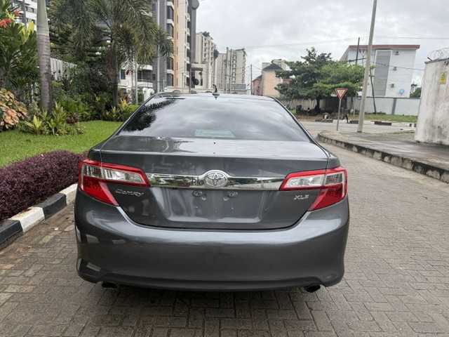 Toyota Camry XLE V6 2013 — Front three-quarter — for sale in Lagos, Nigeria