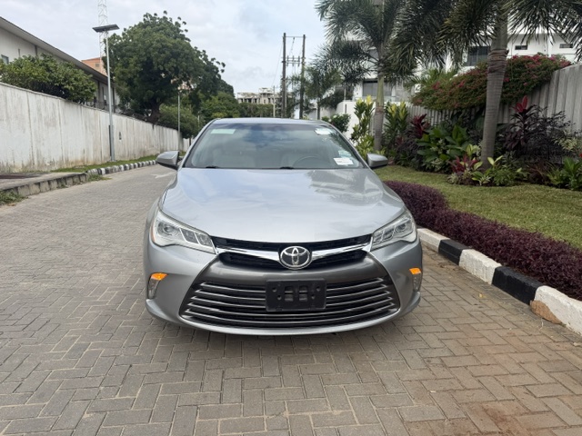 Toyota Camry XLE V6 2016 — Front three-quarter — for sale in Lagos, Nigeria