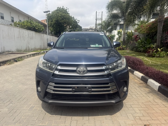 Toyota Highlander Platinum 2017 — Front three-quarter — for sale in Lagos, Nigeria